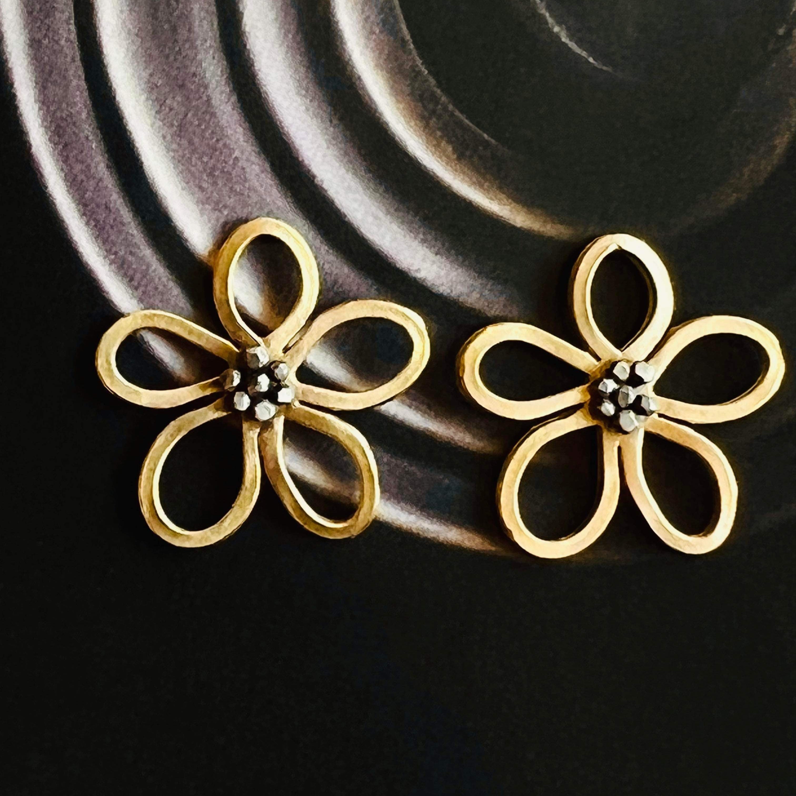 Limned Flower Gold Earrings