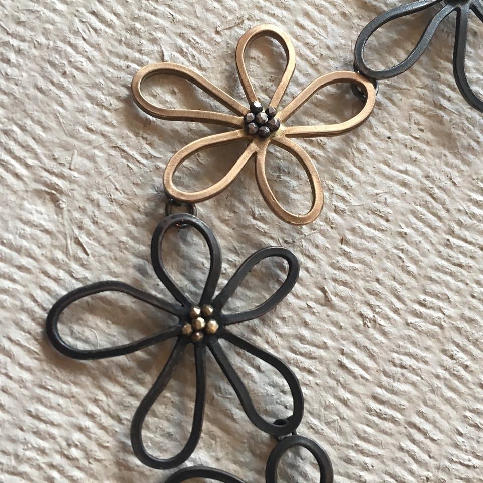 Limned 1-Gold Flower Large Necklace