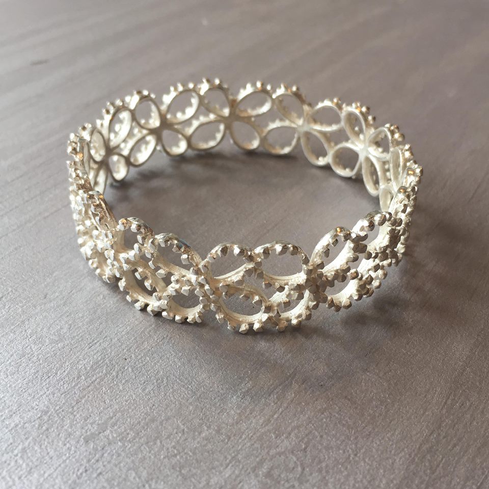 Victoria 4-Petal Outline Bangle